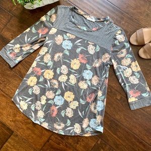 {12 PM by Mon Ami} Floral Casual Top‎